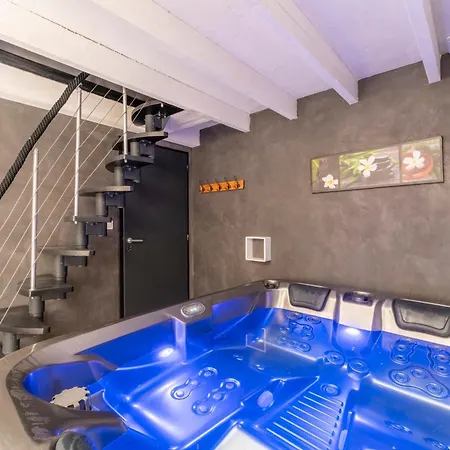 Avec Jacuzzi Sauna Apartament *